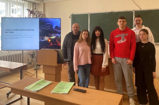 Спільне фото на згадку про успішний захист ІНДЗ. Майбутнє української географії — креативне, амбітне та професійне!